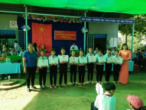 Bà Nguyễn Thị Thông trào quà cho các em hoàn thành tốt chương trình năm học
