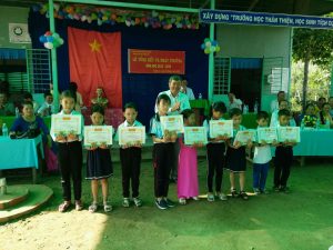 Ông Đoàn Thanh Tuấn trao quà cho các em hoàn thành tốt chương trình lớp học