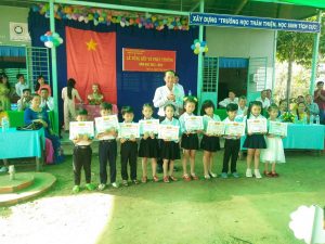 Ông Nguyễn Thanh Truyền trao thưởng cho các HS lớp 1