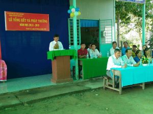 Thầy Nguyễn Ngọc Minh Bí Thư cgi Bộ Hiệu trưởng nhà trường phát biễu trong buổi tổng kết năm học