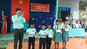 Ông Nguyễn THanh Tuấn trao học bổng của Liên Đoàn Lao Động cho các em học sinh