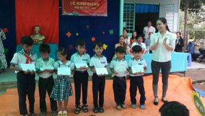 Bà Võ Thi Cẩm Nhung chi hội phụ nữ ấp 4 trao học bổng cho 6 em học sinh