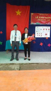 Thầy Nguyễn Ngọc Minh tặng hoa cảm ơn Bà Nguyễn Thị Thông