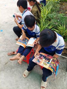 Học sinh đọc sách